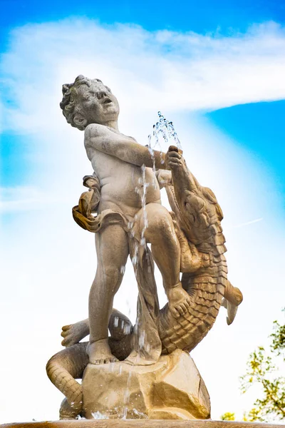 オーストリアのウィーンの少年とワニの彫刻の形で噴水 2023年5月20日 オーストリア ウィーン — ストック写真