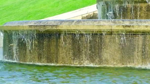 Ein Stadtbrunnen Ein Wasserfall Wasser Fließt Die Steinplatten Hinunter — Stockvideo