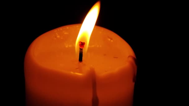 Ett Ensamt Brinnande Ljus Ett Gammalt Tempel Mot Bakgrund Vägg Videoklipp