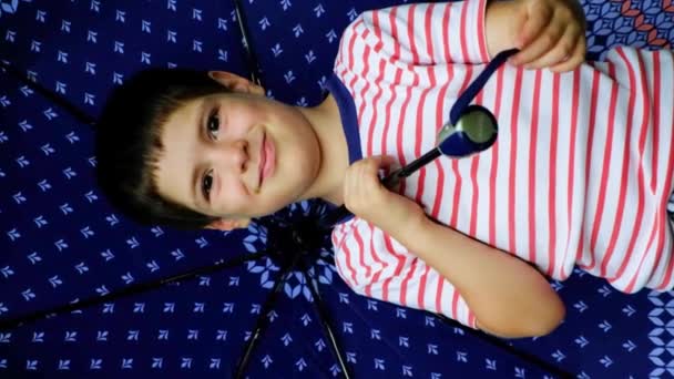 Sexårig Pojke Står Utanför Ett Paraply Sommaren — Stockvideo