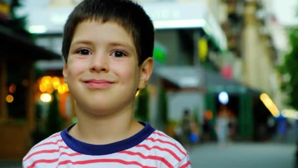 Ett Porträtt Sexårig Pojke Som Ler Och Tittar Sidan Och — Stockvideo