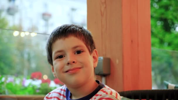 Портрет Шестилетнего Мальчика Сидящего Летом Летней Террасе Кафе — стоковое видео