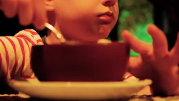 Malý Chlapec Zmrzlinu Lžící Talíře Zatímco Sedí Kavárně — Stock video