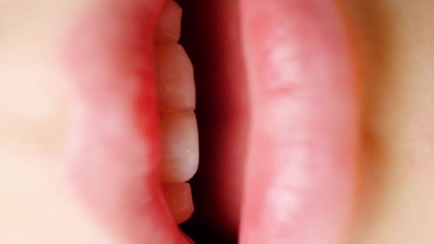 儿童丧失乳牙 一个六岁的小孩露出了第一颗掉出来的乳牙 — 图库视频影像