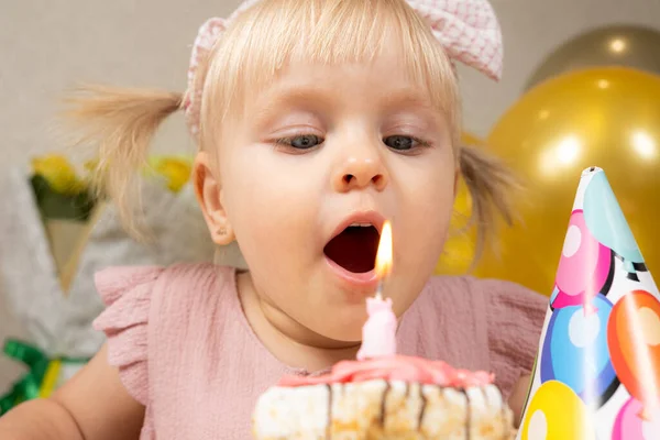 Uma Menina Dois Anos Apaga Uma Vela Bolo Aniversário Faz — Fotografia de Stock