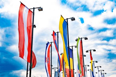 Avusturya, Ukrayna, Hırvatistan, Romanya ve diğer ülkelerin bayrakları