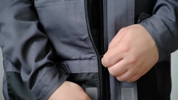 Ein Mann Befestigt Einen Reißverschluss Schutzanzügen Nahaufnahme — Stockvideo