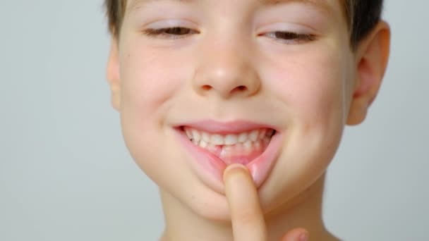 Ztráta Mléčných Zubů Dětí Šestileté Dítě Ukazuje První Dětský Zub — Stock video