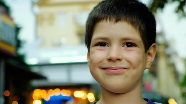 Porträt Eines Sechsjährigen Jungen Der Lächelt Und Zur Seite Und — Stockvideo