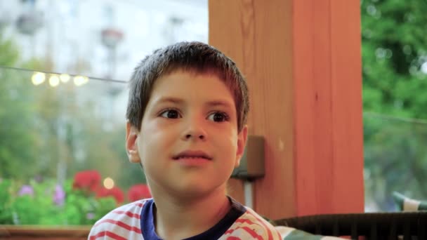 Uma Criança Inquieta Seis Anos Não Pode Sentar Lugar Gira — Vídeo de Stock