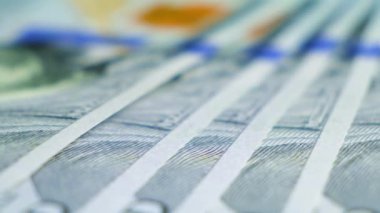 100 dolarlık banknotlar hareket halinde. ABD para birimi.