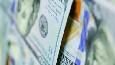 100 dolarlık banknotlar hareket halinde. ABD para birimi.