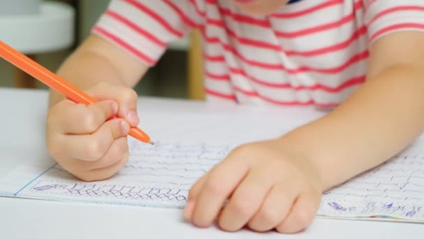 一个六岁的男孩学习写 写和写特写 — 图库视频影像