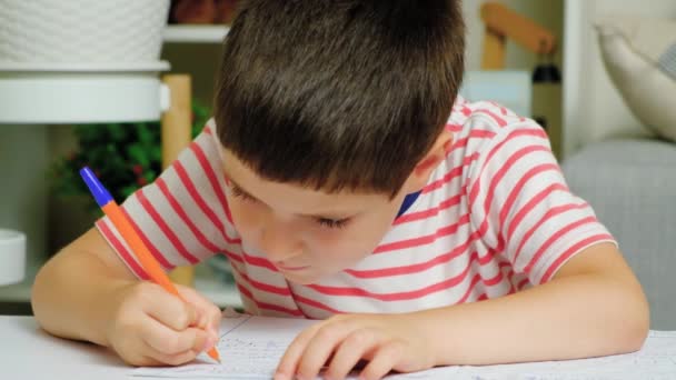 Ένα Εξάχρονο Αγόρι Μαθαίνει Γράφει Χειραγωγεί Και Γράφει Από Κοντά — Αρχείο Βίντεο