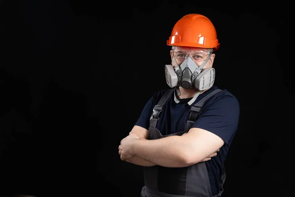 Hombre Con Casco Respirador Gafas Sobre Fondo Negro —  Fotos de Stock