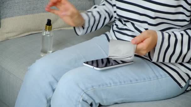 Eine Frau Reinigt Mit Einer Serviette Den Bildschirm Eines Smartphones — Stockvideo