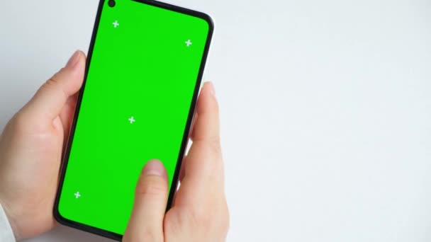 Egy Okostelefon Zöld Képernyős Krómkulccsal Egy Fehér Hátterű Személy Kezében — Stock videók