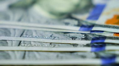 100 dolarlık banknotlar hareket halinde. ABD para birimi.