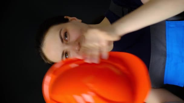 Eine Ingenieurin Oder Bauarbeiterin Trägt Einen Schutzhelm Auf Schwarzem Hintergrund — Stockvideo
