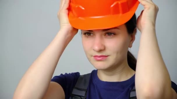 Kobieta Inżynier Lub Budowniczy Nosi Kask Ochronny Białym Tle — Wideo stockowe