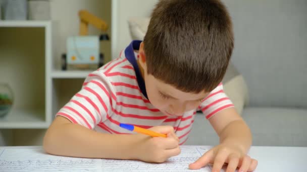 Ένα Εξάχρονο Αγόρι Μαθαίνει Γράφει Χειραγωγεί Και Γράφει Από Κοντά — Αρχείο Βίντεο