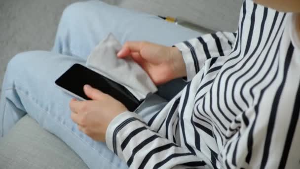 Uma Mulher Limpa Tela Smartphone Com Líquido Especial Usando Guardanapo — Vídeo de Stock