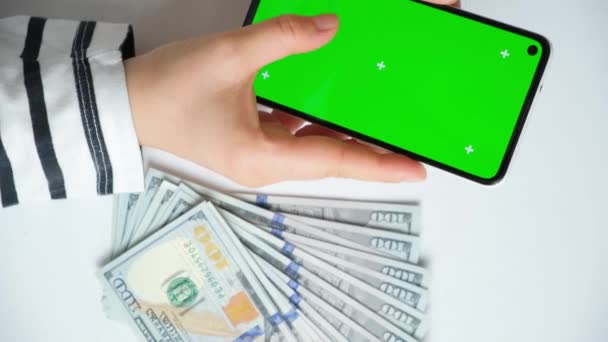 Uno Smartphone Con Una Chiave Cromatica Schermo Verde Nelle Mani — Video Stock
