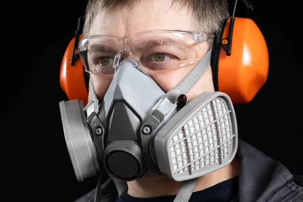 Retrato Homem Vestindo Respirador Protetora Fones Ouvido Cancelamento Ruído — Fotografia de Stock