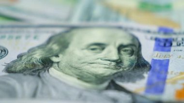100 dolarlık banknotlar hareket halinde. ABD para birimi.
