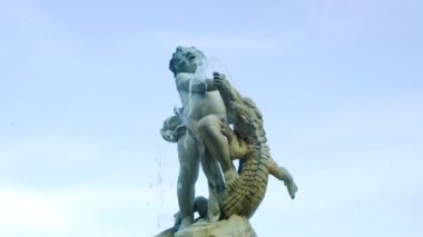 Avusturya, Viyana 'da bir erkek ve bir timsah heykeli şeklinde bir çeşme. 20 Mayıs 2023, Avusturya, Viyana