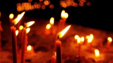 Karanlıkta tapınakta bir sürü yanan mum var. Din, dua ve Tanrı kavramı.