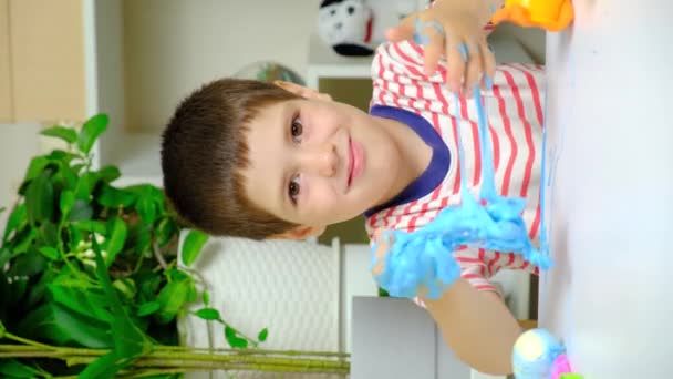 Egy Hatéves Fiú Nyálkával Játszik Miközben Otthon Egy Asztalnál Gyermekek — Stock videók