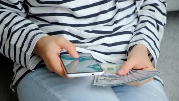Bancnote Sută Dolari Smartphone Mâinile Unei Persoane — Videoclip de stoc
