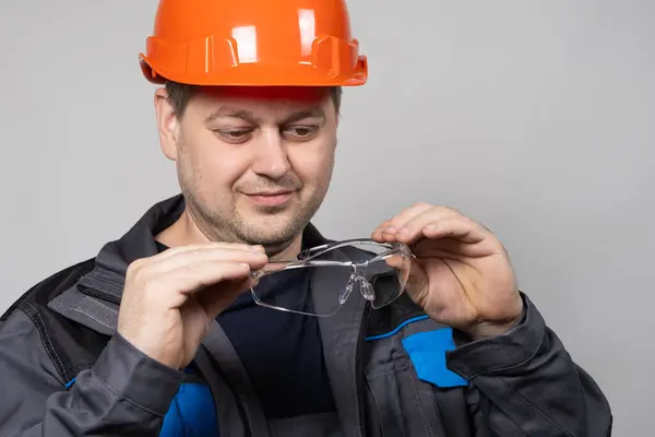 Egy Építőmunkás Sisakban Overallban Védőszemüveget Visel Fehér Alapon — Stock Fotó