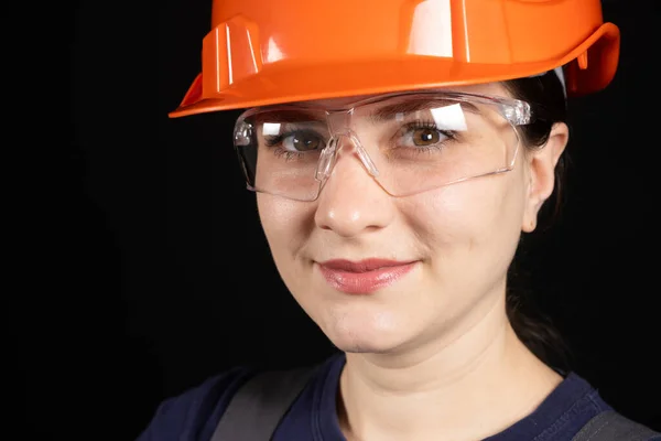 Kobieta Budowlaniec Lub Inżynier Pomarańczowej Masce Ochronnej Okularach Czarnym Tle — Zdjęcie stockowe