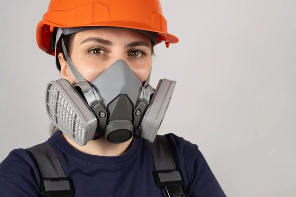 Una Donna Indossa Respiratore Protettivo Con Filtri Polvere Gas Fondo — Foto Stock
