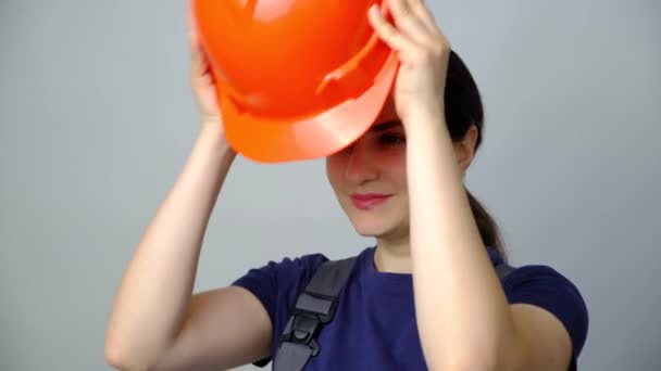 Eine Ingenieurin Oder Bauarbeiterin Trägt Einen Schutzhelm Auf Weißem Hintergrund — Stockvideo