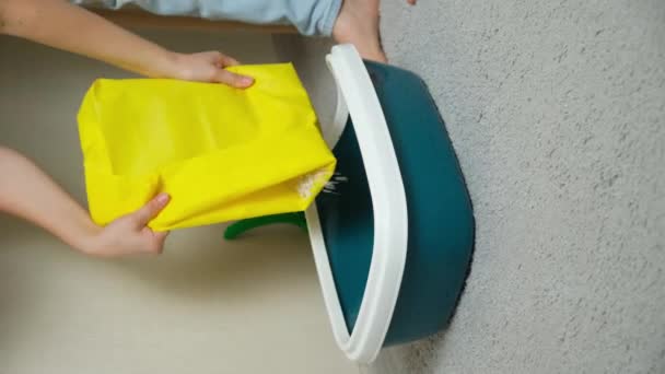 Bir Kadın Kedi Tuvaletine Kil Yığını Dökerek Bentonit Dolduruyor — Stok video