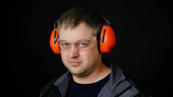 Portrét Muže Stavitele Nebo Inženýra Sluchátkách Tlumících Hluk Brýlích Černém — Stock video