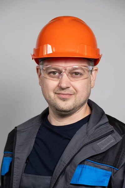 Retrato Construtor Trabalhador Bonito Macacão Capacete Óculos Fundo Branco — Fotografia de Stock