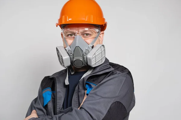 Hombre Con Casco Respirador Gafas Sobre Fondo Blanco —  Fotos de Stock