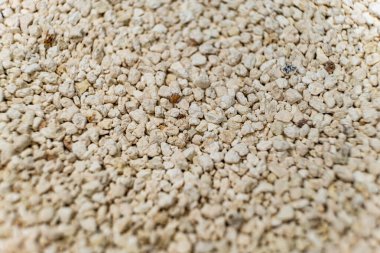 Bentonit, kedi kumluğu ve evcil hayvanlar için kil yığını topluyor.