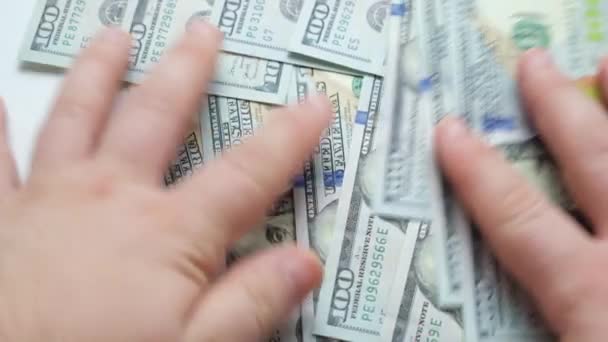 Ένας Άντρας Βγάζει Εκατοδόλαρα Από Τραπέζι Απληστία Συσσώρευση Χρημάτων — Αρχείο Βίντεο
