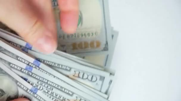 Een Vrouw Telt Honderd Dollar Biljetten Een Tafel Een Witte — Stockvideo