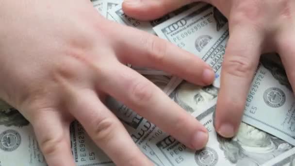 Adamın Biri Masadan Yüz Dolarlık Banknotları Tırmıklıyor Açgözlülük Para Birikimi — Stok video