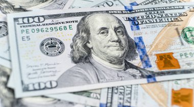 Bir sürü 100 dolarlık makrolar.