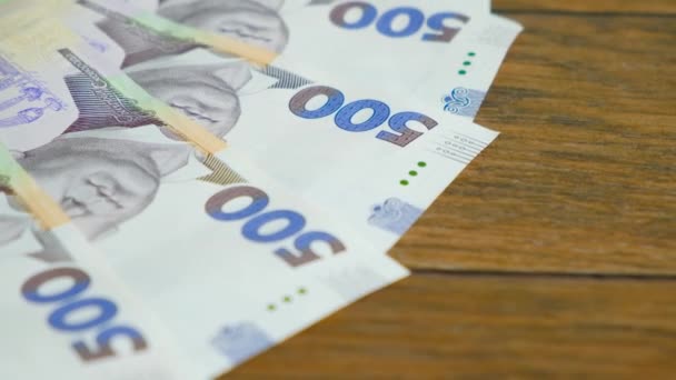 500个Hryvnia法案在桌子上的特写动议 乌克兰货币 — 图库视频影像