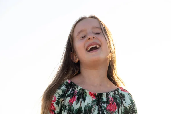 Gökyüzüne Karşı Yaşındaki Güzel Bir Kızın Portresi Mesaj Için Boşluğu — Stok fotoğraf