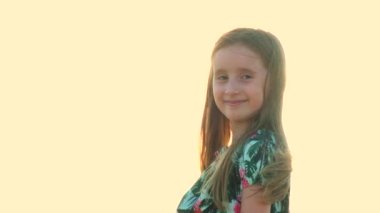 Güneşin batışında gökyüzüne bakan 5-6 yaşlarında güzel bir kızın portresi..