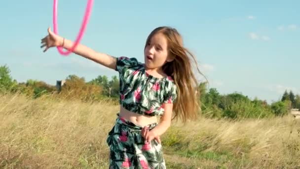 Mała Wysportowana Dziewczyna Kręcąca Gimnastyczną Obręczą Ramieniu — Wideo stockowe